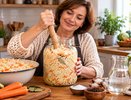 Капуста будет хрустеть: как правильно заквасить её в обычной банке