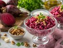 Свёкла, чеснок и пара простых добавок: салат, который выручает, когда не хочется долго готовить