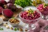 Свёкла, чеснок и пара простых добавок: салат, который выручает, когда не хочется долго готовить