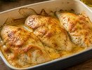 Куриное филе больше не получается сухим: сначала делаю тонкий слой соуса, а сыр добавляю в нужный момент