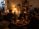 Хэллоуин без лишних трат: 7 идей, как устроить атмосферный вечер из того, что уже есть дома