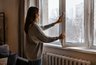 Холодом тянет даже при закрытых окнах: как подготовить квартиру к зиме без дорогого ремонта