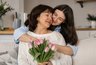Маме не обязательно дарить дорогую вещь: 5 подарков, которые запоминаются сильнее букета