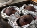 Свёклу больше не варю часами: запекаю в фольге с одной добавкой — и салат получается насыщеннее
