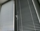 15 минут — и жалюзи чистые: как помыть их, не снимая с окон