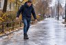Перед гололёдом сделайте это с подошвой — простой трюк, который спасает от скольжения