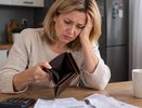 Зарплата исчезает за несколько дней: финансовый эксперт назвала 7 ошибок, из-за которых деньги не задерживаются