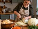 Квашеная капуста получится хрустящей: запомните, сколько соли нужно на 1 кг — ошибаются многие