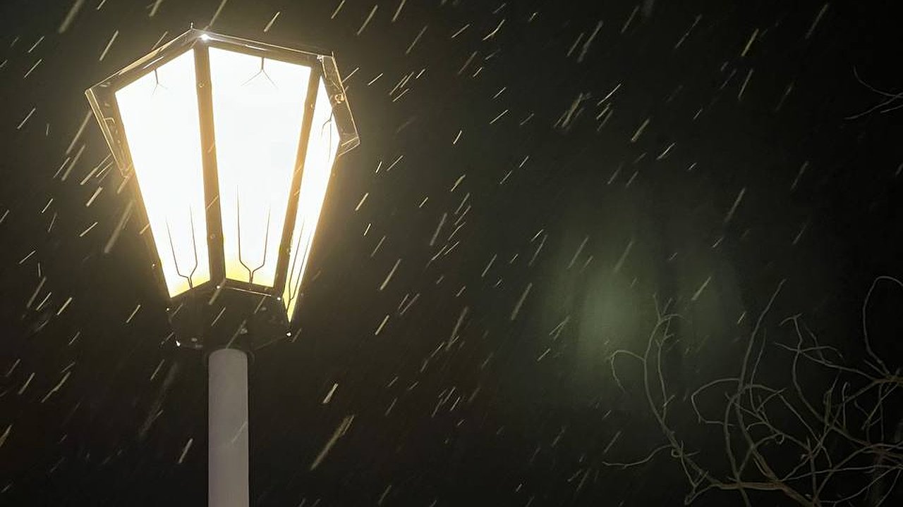 Главная картинка новости: Жители Гидростроя в Краснодаре сообщили о плавящихся уличных фонарях