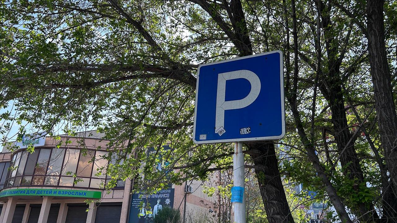 Главная картинка новости: В Новороссийске для эвакуации внедорожников задействовали спецтехнику