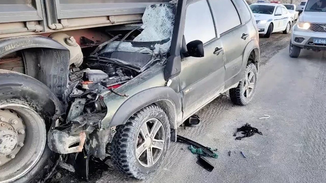 Главная картинка новости: На трассе под Новороссийском внедорожник столкнулся с грузовиком, погиб пассажир