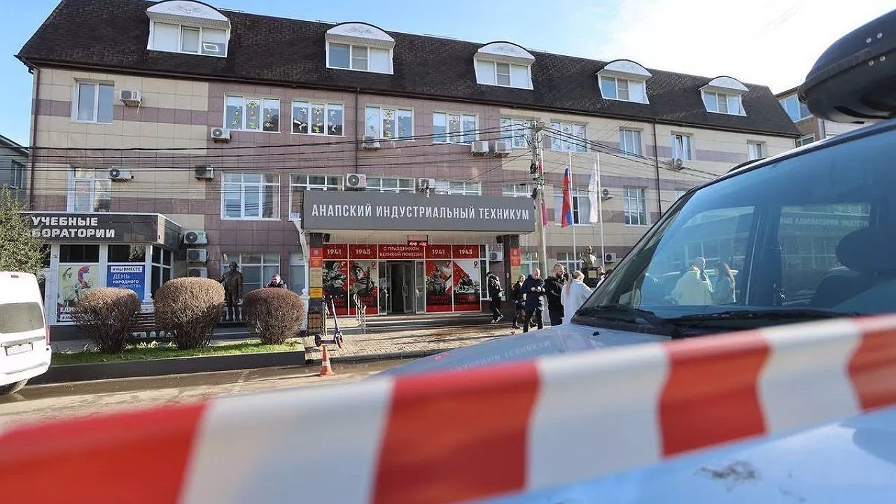 Главная картинка новости: «Он закрыл собой дверь»: в оперштабе восстановили хронологию стрельбы в техникуме Анапы