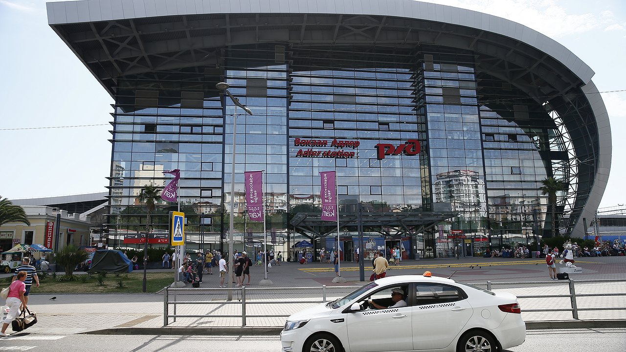 Главная картинка новости: На Кубани таксистам запретили «охоту» на пассажиров у вокзалов и аэропортов