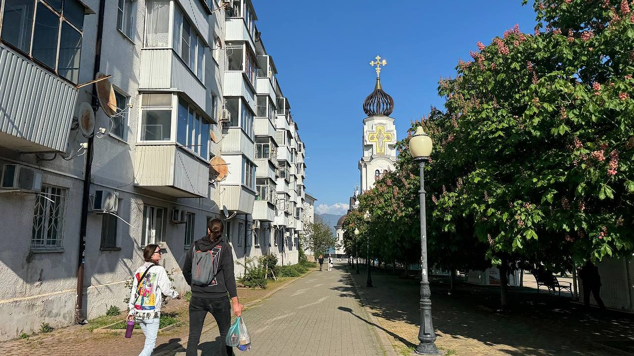 Главная картинка новости: В центре Новороссийска разгадали тайну мешков на бульваре Победы