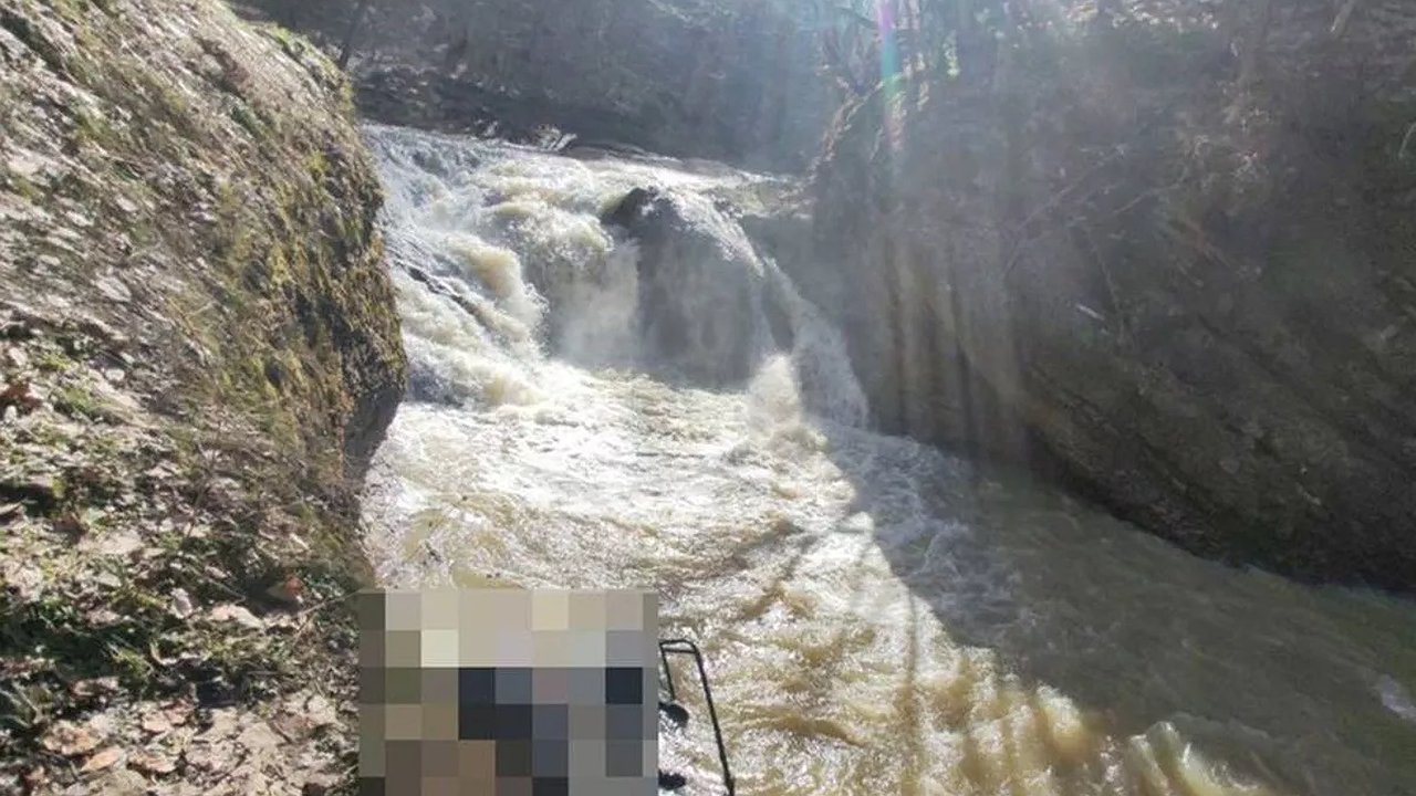 Главная картинка новости: В Адыгее внедорожник рухнул в реку с обрыва: погибли 38-летний водитель и 17-летняя девушка