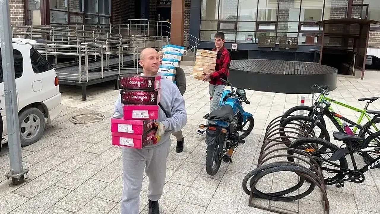 Главная картинка новости: «Обувь для жизни»: Новороссийские волонтёры привезли в Херсонскую область не просто помощь, а выбор и достоинство