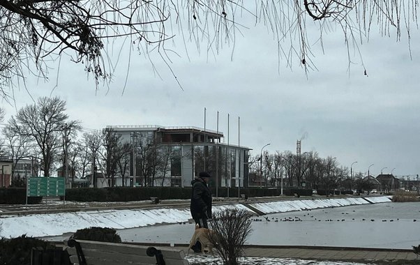 В центре Новороссийска скамейки «спрятали» от солнца под новые козырьки