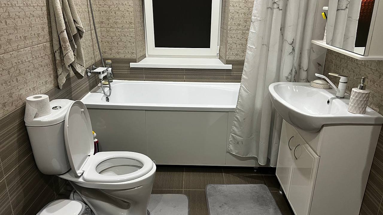 Главная картинка новости: Ванны и душевые кабины устарели: сейчас в тренде этот вариант