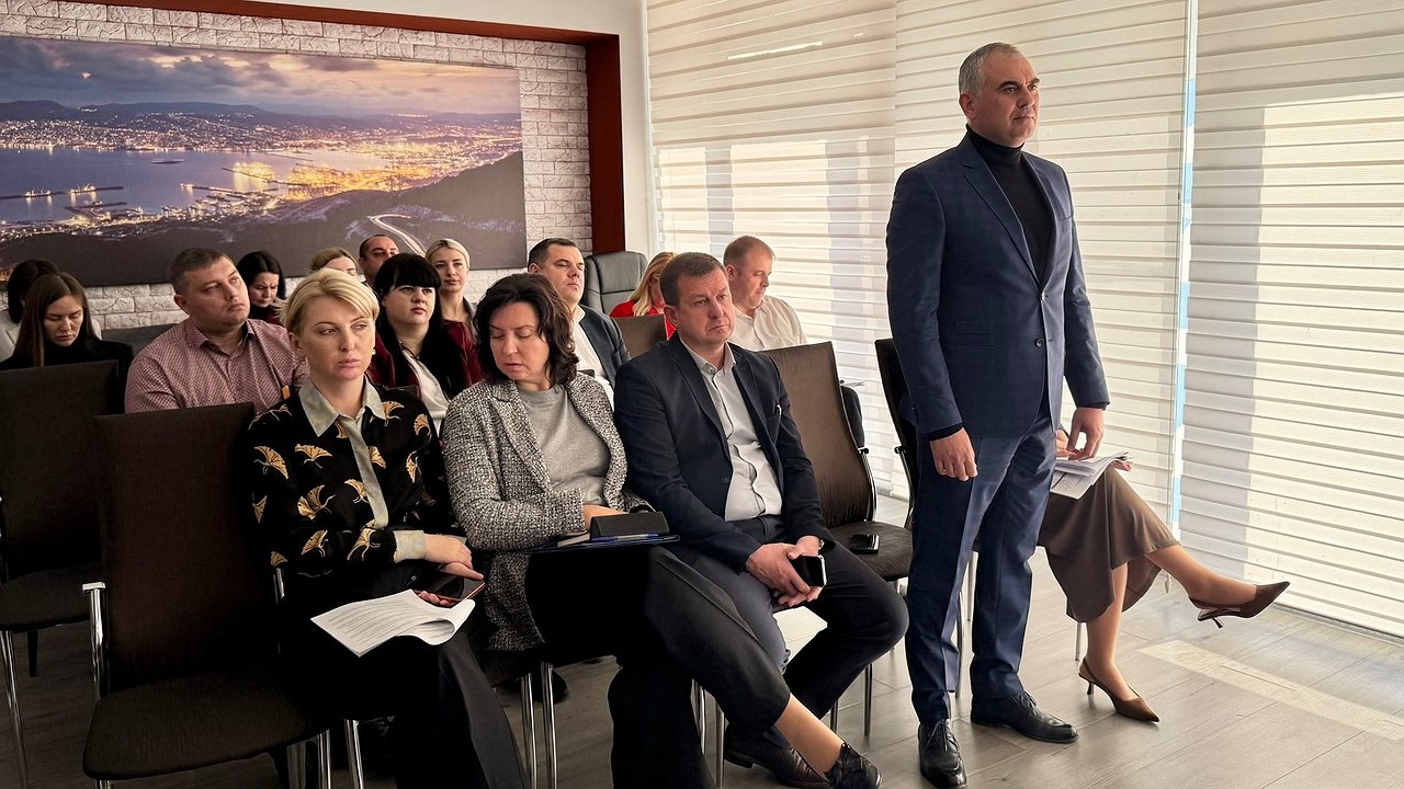 Главная картинка новости: Дорожную сферу Новороссийска теперь курирует зампред по ЖКХ Рафаэль Бегляров