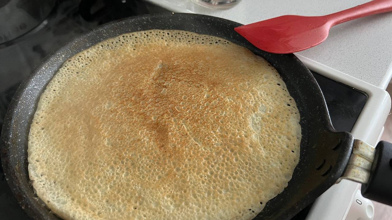 Главная картинка новости: Как приготовить тесто для блинов, которое не рвется и не липнет к сковороде: пошаговый рецепт