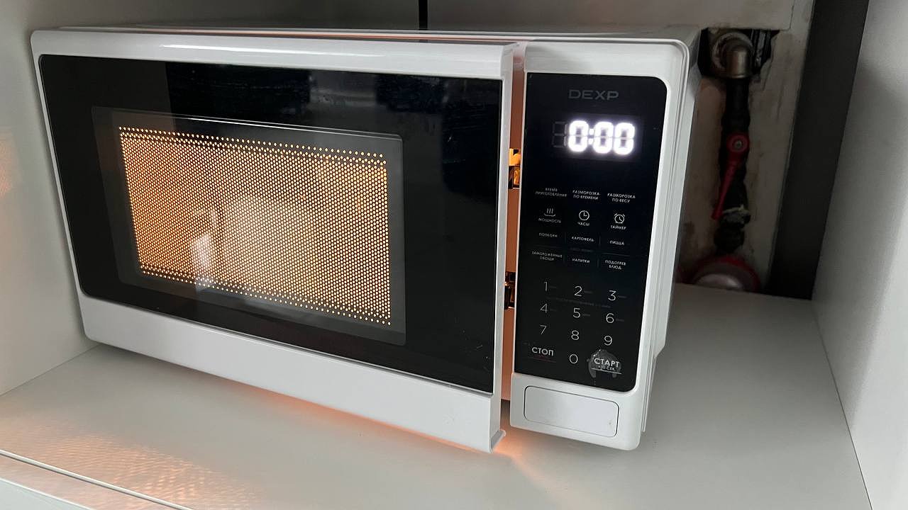 Главная картинка новости: Лимон, вода и 5 минут: секрет идеально чистой микроволновки без скребков