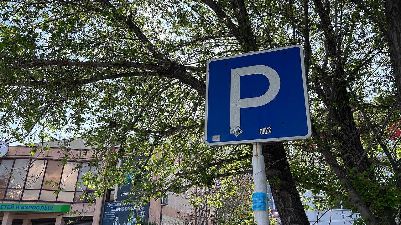 Главная картинка новости: Инспектор требует документы на парковке при заглушенном двигателе: законно ли это и как отвечать