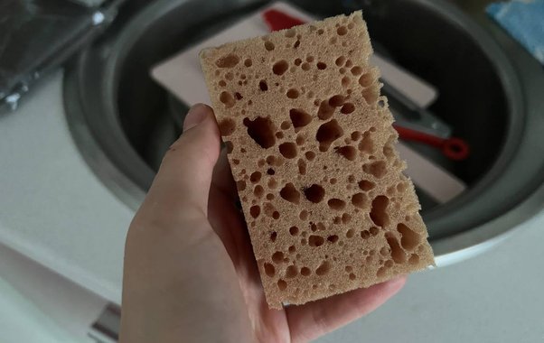 Забудьте про губку: эксперт по уборке нашла способ отмыть жир в щелях, куда не пролезают пальцы