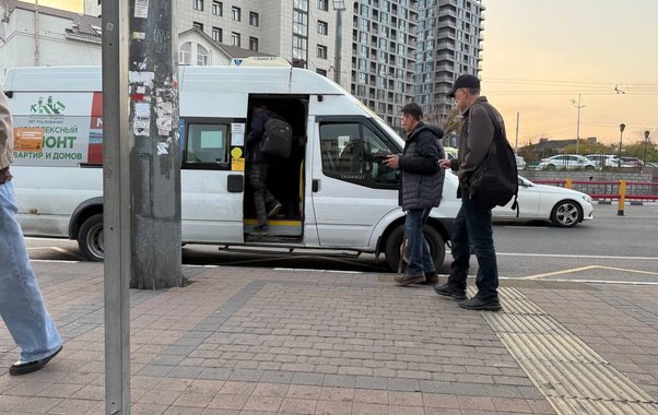 На Кубани с 1 июня запретят курить на остановках и у подъездов: сколько придется заплатить нарушителям