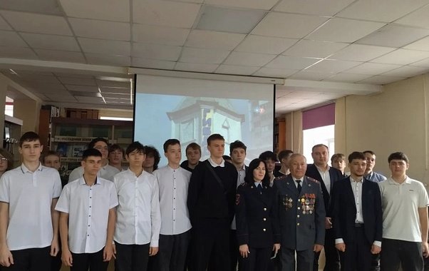 В Новороссийске полицейские и ветеран МВД обсудили со студентами правила безопасности на дорогах