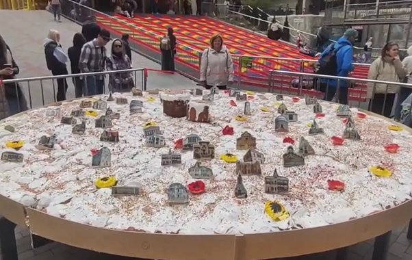 Тысяча яиц и полтонны теста: в Крыму испекли кулич-гигант весом 600 кг