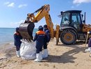 Более тысячи мешков загрязненного грунта собрали за сутки на пляже у берегов Анапы
