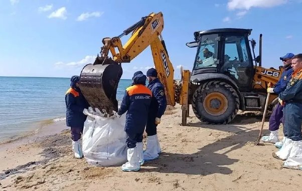 Более тысячи мешков загрязненного грунта собрали за сутки на пляже у берегов Анапы