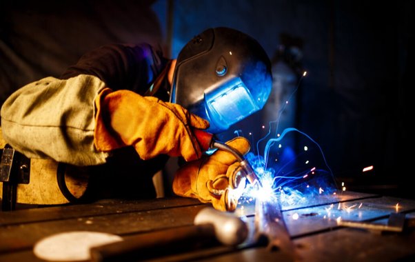 Зарплата сварщика на Кубани достигла 167 тысяч рублей в 2026 году: кто ещё в топе строителей