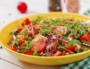 Салат «Тоскана» с индейкой, вялеными томатами и апельсиновым соусом: рецепт для летнего настроения