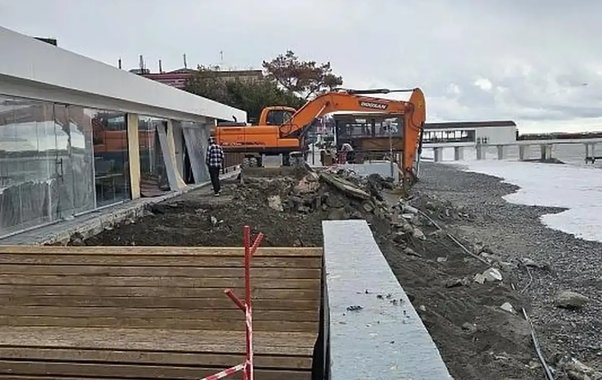 В Сочи начали восстанавливать разрушенную штормами набережную в Адлере, работы завершат к концу мая
