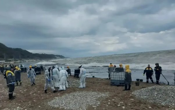 В Туапсе собрали почти 1000 кубометров нефтесодержащих отходов после атаки БПЛА на терминал