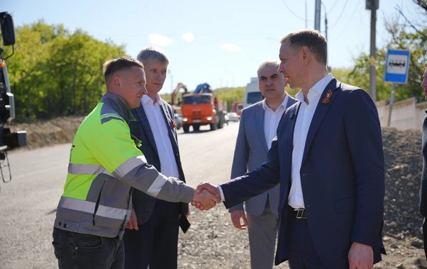 Мэр Новороссийска пообещал расторгнуть контракт с подрядчиком, срывающим газификацию, и проверил убежище в детсаду