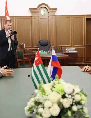 Курорты Кубани назвали примером: Кондратьев и Гунба обсудили туризм и совместные производства