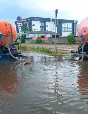 Несколько улиц Краснодара подтопило после ливня: где работает водооткачивающая техника