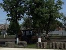 В станице Елизаветинской начали благоустраивать сквер Памяти Героев: скамейки-качели, сцена и видеонаблюдение