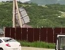 «Как после бомбежки»: жители Новороссийска показали разбитые стекла машин и забор на