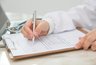 Новые больничные в 2026 года: что изменилось для самозанятых и родителей в декрете