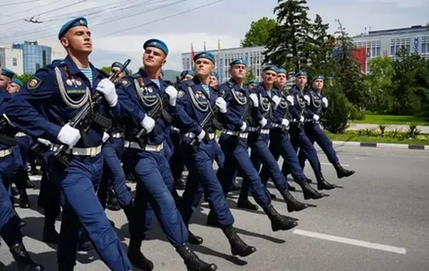 Сегодня Новороссийск празднует 9 Мая: программа парада, перекрытия и бесплатные площадки