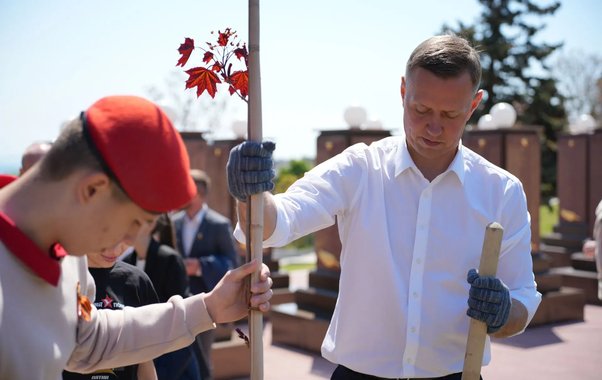 Андрей Кравченко принял участие в церемонии возложения цветов и посадке деревьев у Вечного огня