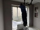 Спасатели вывозят мусор и закрывают окна плёнкой: что происходит в доме после атаки БПЛА в Краснодаре 11 июня