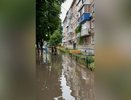 «По колено в нечистотах»: двор в Краснодаре превратился в зловонное озеро после ливней