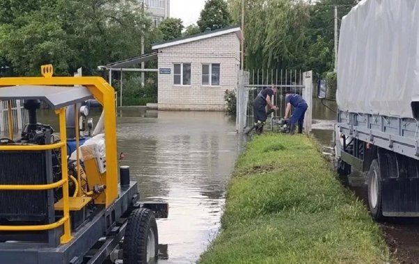 Краснодар после ливней: спасатели обработали более 400 заявок за 3 дня — где сейчас идут работы