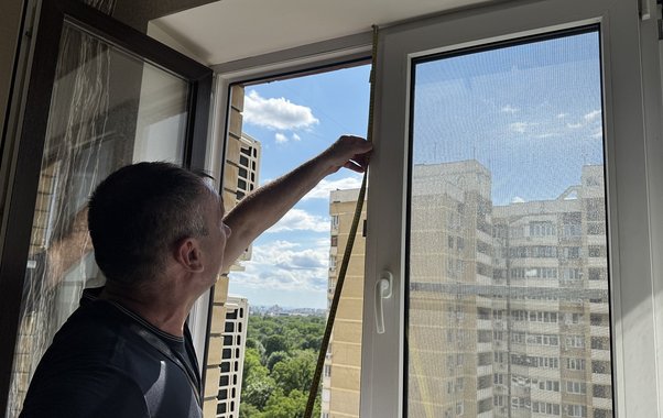 В краснодарской многоэтажке, пострадавшей от атаки БПЛА, замеряют окна: жильцы ждут замены