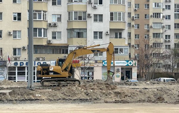 Бензиновый коллапс в Новороссийске остановил ремонт дорог: работают всего 13 АЗС из 34