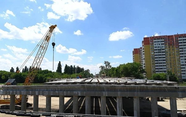 На Фадеевском путепроводе в Краснодаре завершают монтаж новых пролётных балок